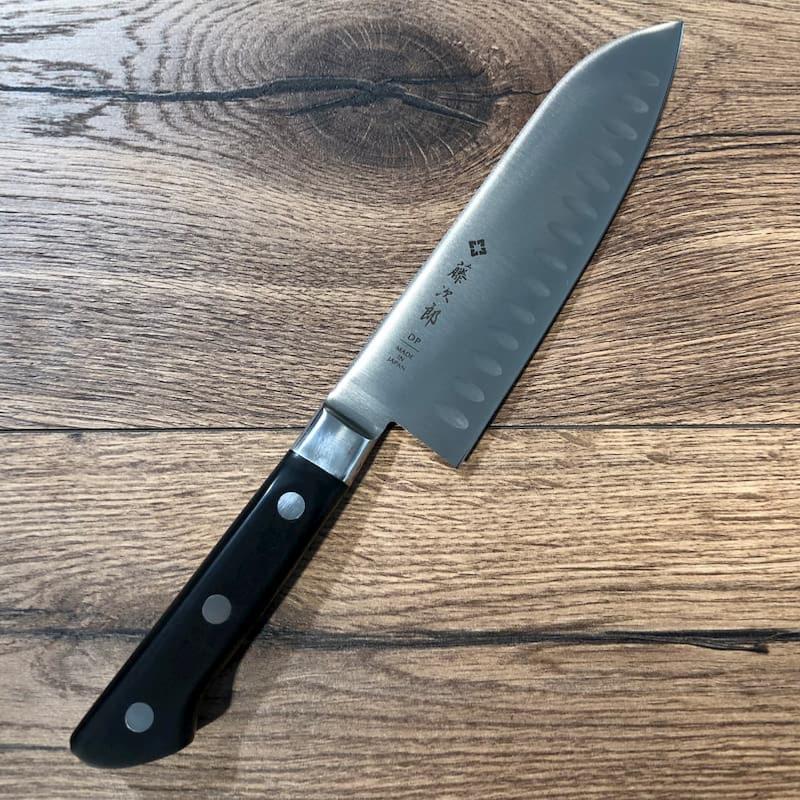 COUTEAU DE CUISINE JAPONAIS TOJIRO DP SERIE SANTOKU ALVÉOLÉ 17 CM