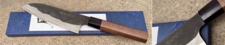 COUTEAU DE CUISINE JAPONAIS ARTISANAL KAMO BRUT DE FORGE SANTOKU 165 MM