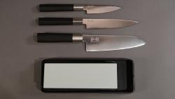 Set de 3 couteaux de cuisine Kai Wasabi Black "forme japonaise" et pierre