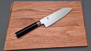 Coffret Kai Shun Classic couteau Santoku 18 cm + planche à découper en chêne